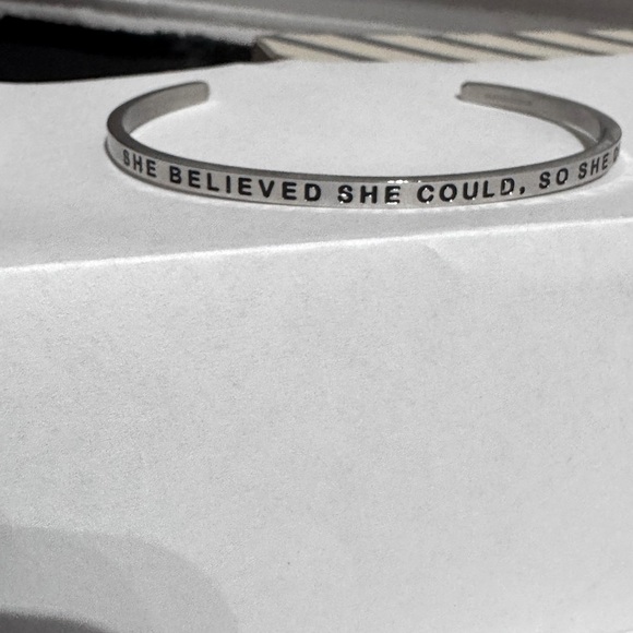 ✨ Mantra Brand Silver Inspirational Bracelet - Empowerment for Everyday ✨ - Picture 10 of 12